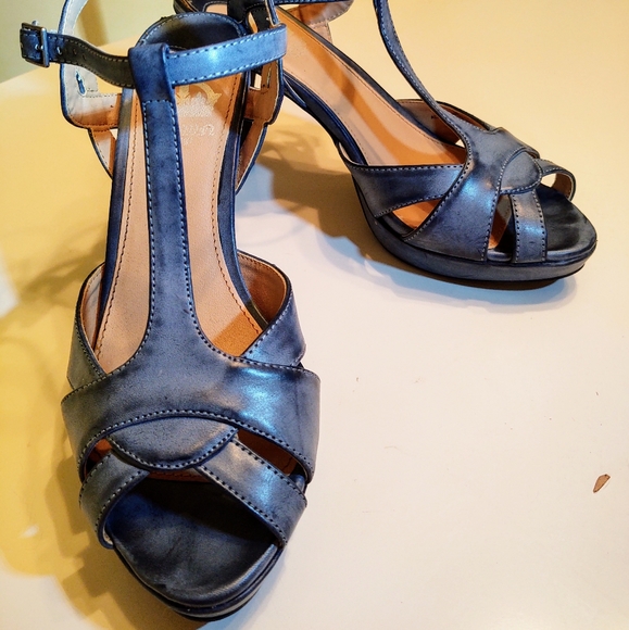 Sold. Crown vintage heels - Picture 1 of 4
